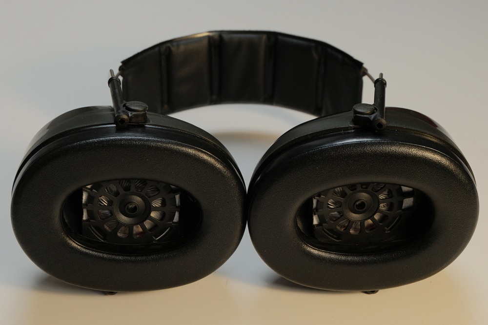 speaker modules fitted into earcups